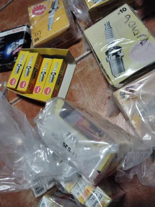 Lote de bujías NGK y Bosch