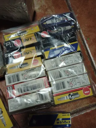 Lote de bujías NGK y Bosch