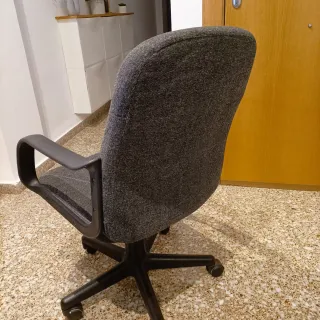 Silla de oficina gris y negra  90 alto y 75 ancho