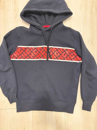 Sudadera Azul con Raya Roja y Logo