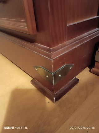 Cómoda grande de madera con puertas de cristal