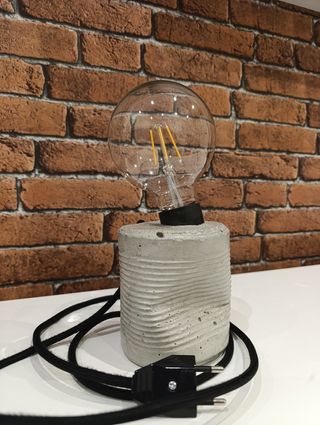 Lámpara de cemento artesanal