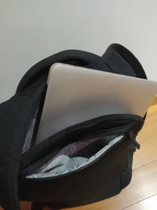 Mochila semirrígida negra