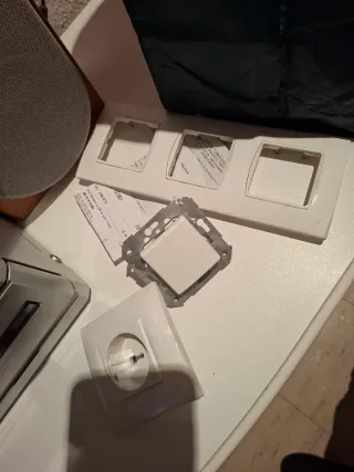 Enchufes e interruptores blancos