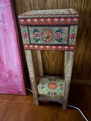 Mesa auxiliar de madera pintada