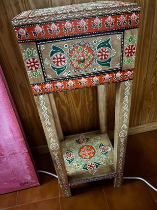 Mesa auxiliar de madera pintada