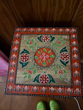 Mesa auxiliar de madera pintada