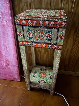Mesa auxiliar de madera pintada