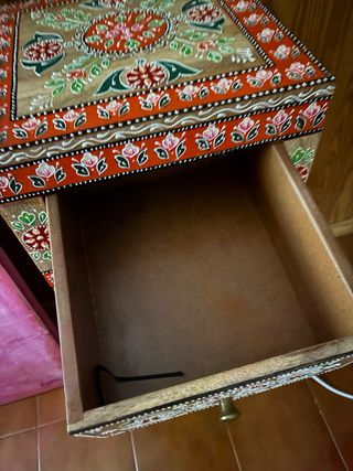 Mesa auxiliar de madera pintada