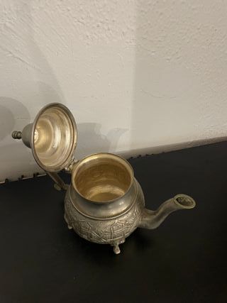Tetera decorativa de metal plateado
