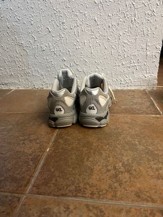 Asics Gel Nuy Talla 42.5 Gris Blanco