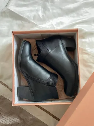 Botines negros de tacón Ana Carlo