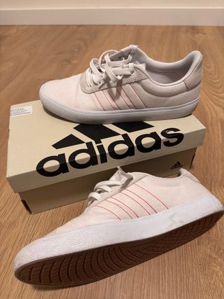 Adidas Zapatillas Blancas con Detalles Rojos
