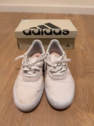 Adidas Zapatillas Blancas con Detalles Rojos