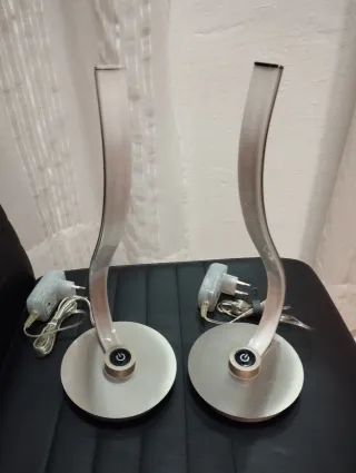 Lámpara de mesa LED plateada y blanca