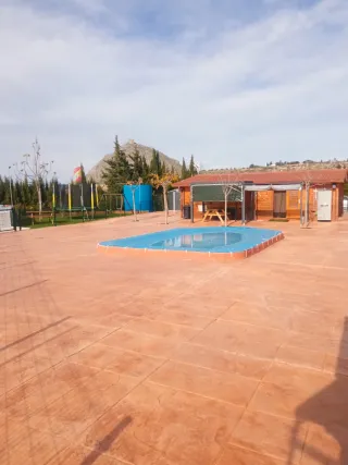 Parcela con piscina y piscina y arboles frutales.