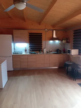 Parcela con piscina y piscina y arboles frutales.