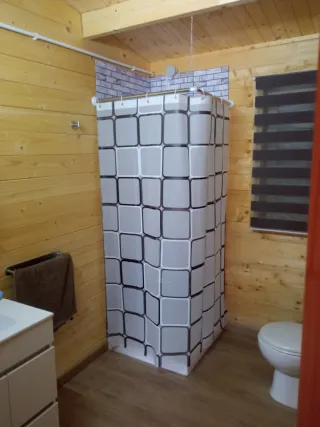 Parcela con piscina y piscina y arboles frutales.