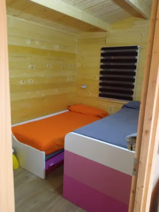 Parcela con piscina y piscina y arboles frutales.