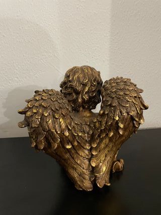 Ángel decorativo dorado