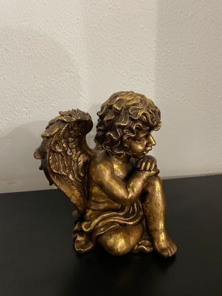 Ángel decorativo dorado
