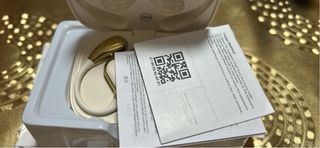 Auriculares Inalámbricos Dorados y Blancos