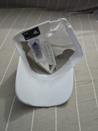 Gorra Adidas Blanca con Rayas Negras