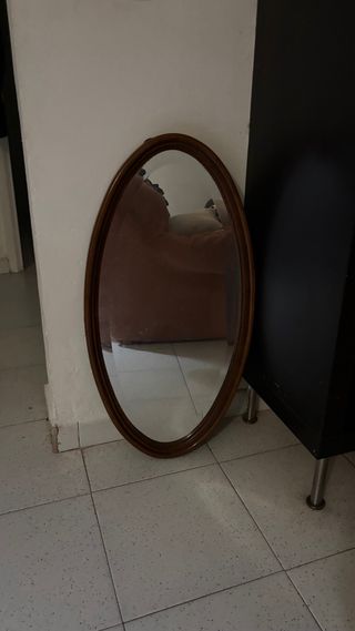 Espejo ovalado de madera y cristal