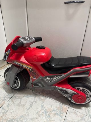 Moto de juguete roja