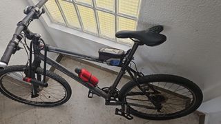 Bicicleta de montaña gris