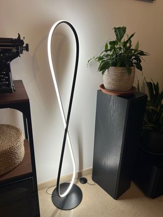 Lámpara de pie LED moderna