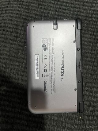 Nintendo 3DS XL con funda y juego lbx