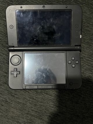 Nintendo 3DS XL con funda y juego lbx