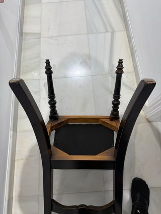 Silla de madera oscura con asiento gris