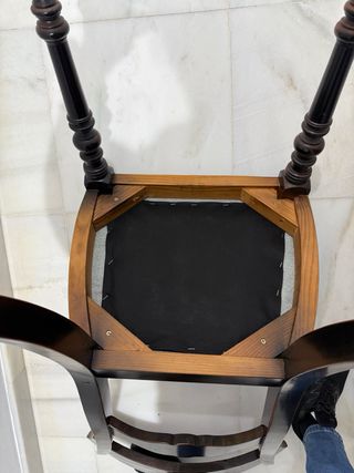 Silla de madera oscura con asiento gris