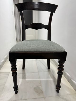 Silla de madera oscura con asiento gris