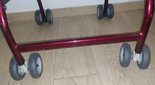 Andador con cesta y asiento  sin freno