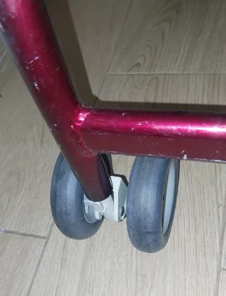 Andador con cesta y asiento  sin freno