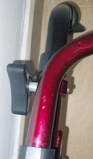 Andador con cesta y asiento  sin freno