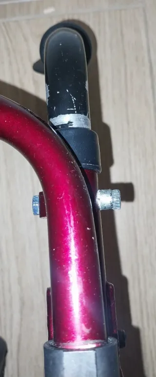 Andador con cesta y asiento  sin freno