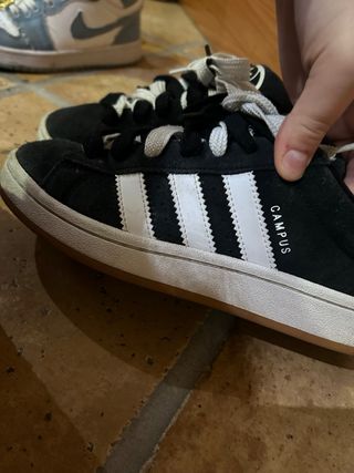 Scarpe Adidas nere e bianche