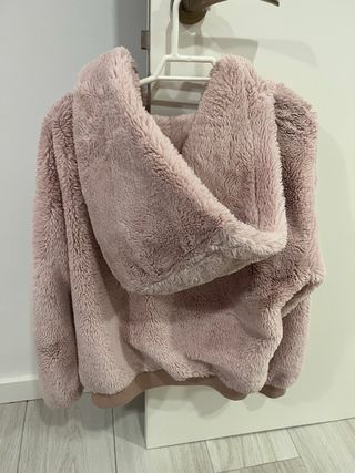 Chaqueta pelo rosa con capucha