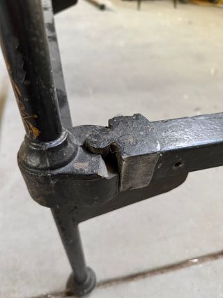 Cama forja antigua decorada