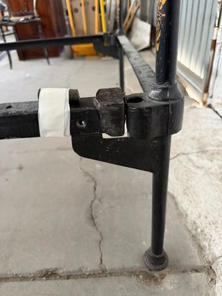 Cama forja antigua decorada