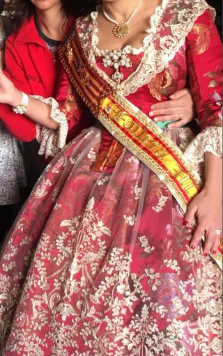 Traje de Fallera Rojo con Flores Doradas