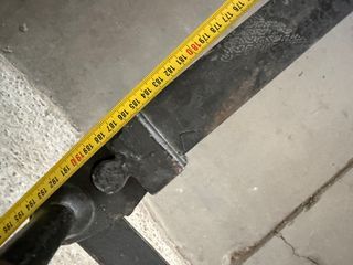 Cama de forja antigua con detalles florales