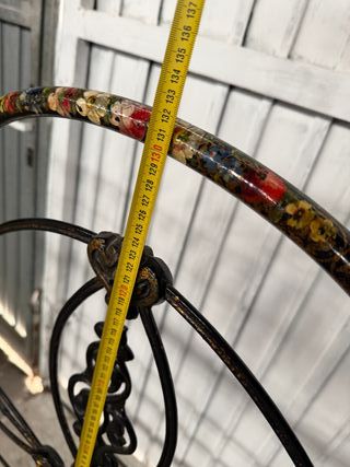 Cama de forja antigua con detalles florales