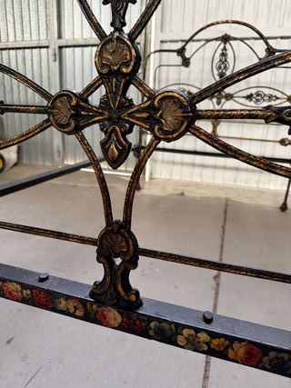Cama de forja antigua con detalles florales