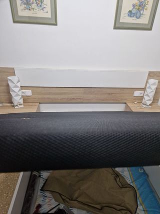 Letto matrimoniale, comodini. Lampade in regalo