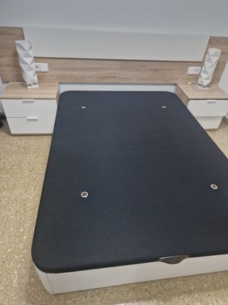 Letto matrimoniale, comodini. Lampade in regalo